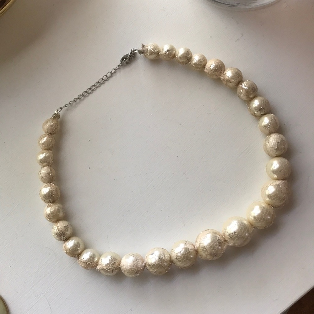 Pearl necklace with sparkling netting